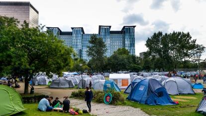 Campamento de refugiados en el parque Maximiliano de Bruselas.