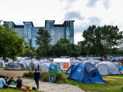 Campamento de refugiados en el parque Maximiliano de Bruselas. 