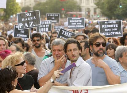 El mundo de la Cultura se manifiesta, por Madrid, en contra de los recortes anunciados por el Gobierno. En primer plano, de izquierda a derecha, Marisa Paredes, Vicente Cuesta, Juan Diego Botto y Javier Bardem