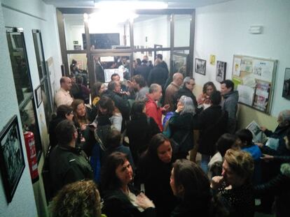 Un grupo de padres en los pasillos del conservatorio de música de Leganés, durante el referémdum.