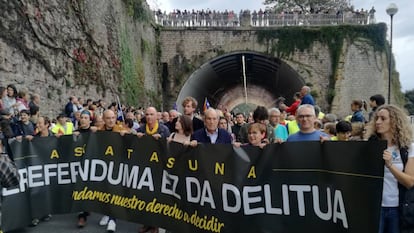 El exlehendakari Carlos Garaikoetxea (en el centro de la imagen, con chaqueta y camisa azul), al inicio de la manifestación de San Sebastián.