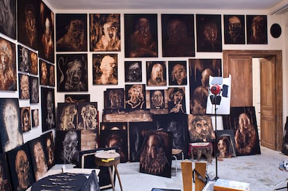Pinacoteca efímera, una serie de retratos hechos con lejía colgados en el estudio del Marais. París, 2008. 