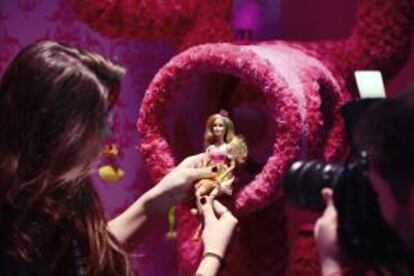 Una empleada prepara una muñeca de Barbie para la prensa en la 'Casa de ensueño de Barbie' situada cerca de Alexanderplatz, Berlín, Alemania hoy 12 de abril de 2013. La 'Casa de ensueño de Barbie' se inaugura el próximo 16 de mayo.