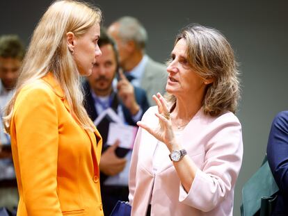 La vicepresidenta tercera, Teresa Ribera (derecha), con la comisaria europea de Energía, Kadri Simson, en Bruselas.