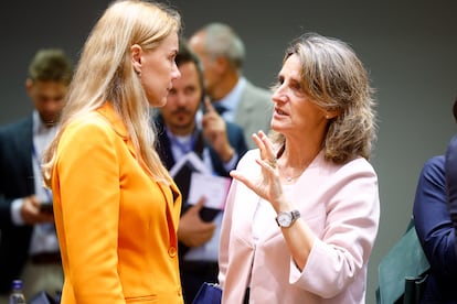 La vicepresidenta tercera, Teresa Ribera (derecha), con la comisaria europea de Energía, Kadri Simson, en Bruselas.