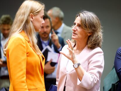 La comisaria europea de Energía, Kadri Simson, y la vicepresidenta tercera española, Teresa Ribera, en Bruselas.