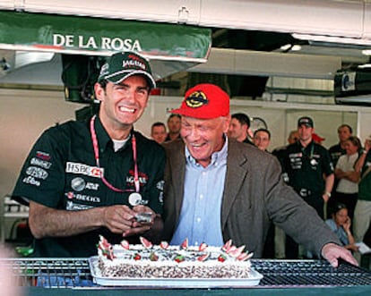 Pedro Martínez de la Rosa celebra junto a Niki Lauda su 50º Gran Premio, ayer en Montmeló.