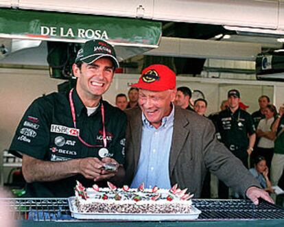 Pedro Martínez de la Rosa celebra junto a Niki Lauda su 50º Gran Premio, ayer en Montmeló.