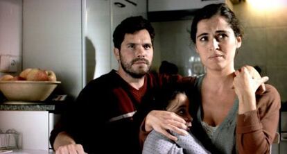 Oriol Vila and Sílvia Pérez Cruz in a scene from 'Cerca de tu casa'.