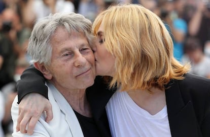 Emmanuelle Seigner besa a Polanski durante el Festival de Cannes en 2017.