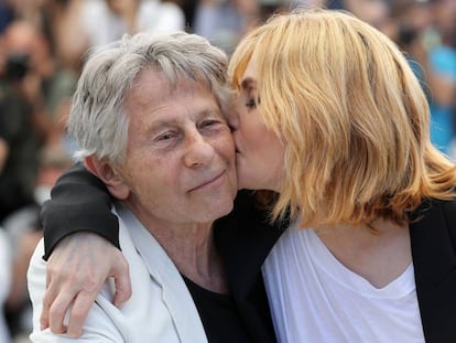Emmanuelle Seigner besa a Polanski durante el Festival de Cannes en 2017.