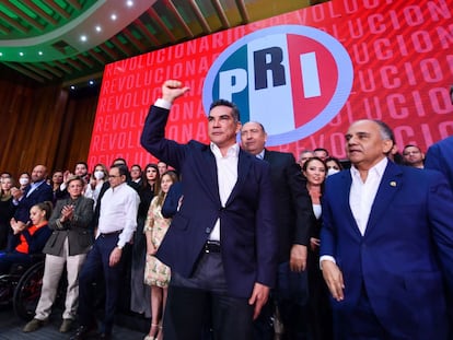 El presidente del PRI, Alejandro Moreno, acompañado por los integrantes del Comité Ejecutivo Nacional, en la sede del partido, el pasado 4 de abril.