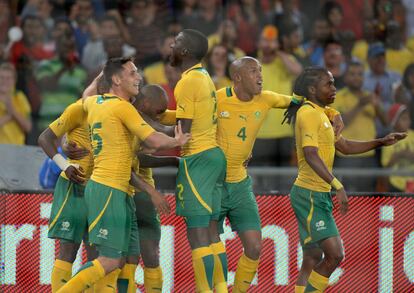 Los jugadores del Sudáfrica celebran el 1 a 0 