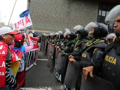 Policía antimotines y manifestantes en Lima (Perú), este 12 de octubre.