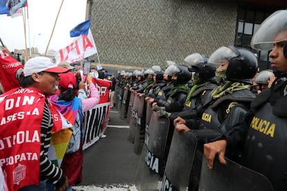 Policía antimotines y manifestantes en Lima, Perú