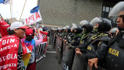 Policía antimotines y manifestantes en Lima (Perú), este 12 de octubre.