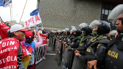 Policía antimotines y manifestantes en Lima (Perú), este 12 de octubre.