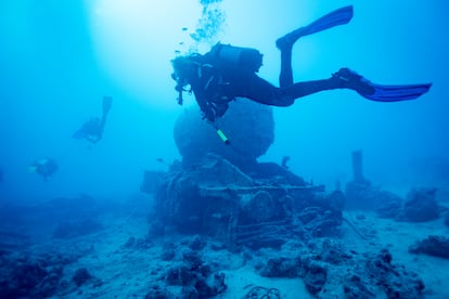 Un buceador explora el pecio del Thistlegorm.