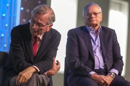 El arquitecto Rafael Moneo (i) y Moisés Naim (d), escritor y columnista de EL PAÍS, durante la ponencia.