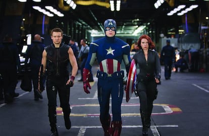 Tres de los superhéroes de Marvel, Ojo de Halcón, Capitán América y Viuda Negra.