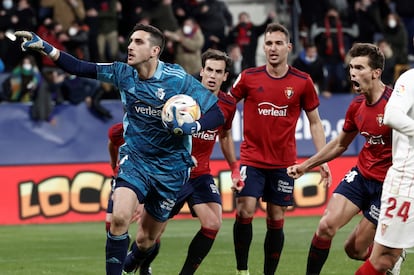 El portero de Osasuna Sergio Herrera (i) celebra el penalti detenido a Rakitic en el descuento, durante el partido ante el Sevilla disputado este sábado en el estadio de El Sadar, en Pamplona.