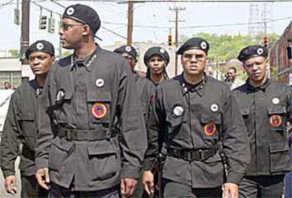 Militantes de los nuevos Panteras Negras se dirigen a la iglesia donde se celebró el funeral de Timothy Thomas.