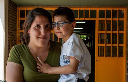 Thiago en brazos de su madre, Tamara Santillán, antes de entrar a clase.