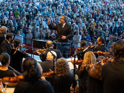 Riccardo Muti dirige a la Sinfónica de Chicago, el himno estadounidense, con toda la orquesta y el público en pie, el pasado lunes en el Parque del milenio de Chicago.