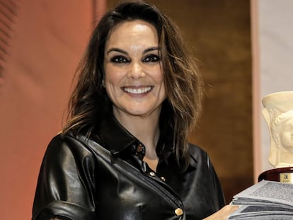 La periodista Mónica Carrillo posa con su galardón tras ganar el Premio Azorín 2020 por su novela 'La vida desnuda', en Alicante en marzo de 2020.