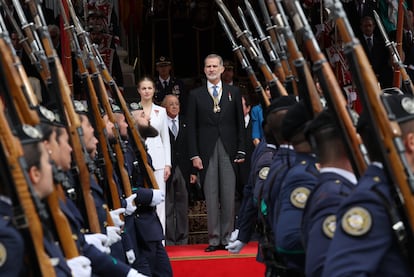 El rey Felipe IV y la princesa de Asturias, Leonor, durante la parada militar a las puertas del Congreso tras la jura de la Constitución. 