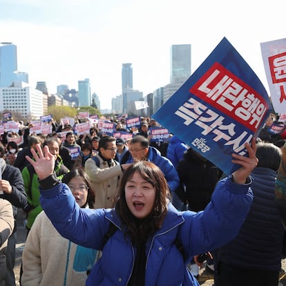 People hold placards that read "Step down President Yoon Suk Yeol" and "Investigate his act of rebellion immediately", at a rally to condemn South Korean Presidents surprise declarations of the martial law last night and to call for his resignation, at the national assembly in Seoul, South Korea, December 4, 2024. REUTERS/Kim Hong-Ji