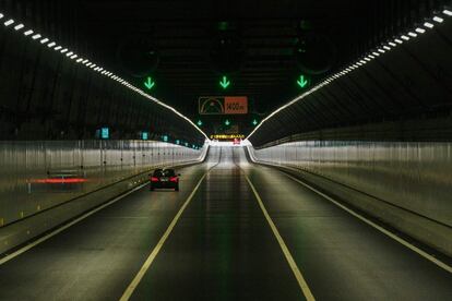 Un coche a través de un túnel del Puente Hong Kong-Macao-Zhuhai, en un trayecto hacia Zhuhai, el 24 de octubre de 2018.