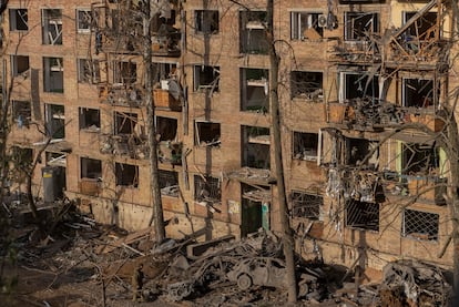 Edificio de viviendas con graves años tras un ataque ruso en un barrio residencial de Kiev, este jueves.