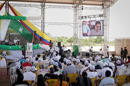 Transmisión del video de Iván Márquez durante el Foro Binacional de Paz, en Puerto Carreño (Vichada), el 11 de mayo de 2024.