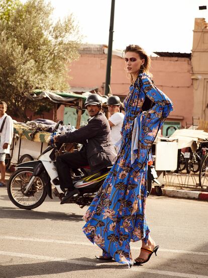 Vestido drapeado y sandalias trenzadas, ambos 
de Loewe Paula’s Ibiza.