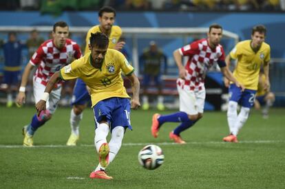 Neymar lanza el penalti del desempate.