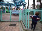 Un niño en las inmediaciones de una atracción infantil del Parque de Atracciones.