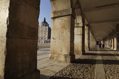 El conjunto del palacio de Aranjuez, cuya entrada vale nueve euros, cuenta con los edificios además de unos inmensos jardines, y fue declarado patrimonio mundial en 2001. En la imagen, el palacio visto desde los pórticos de la calle de la Florida.