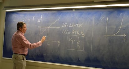 El profesor Xavier Giménez resuelve dudas de los estudiantes.
