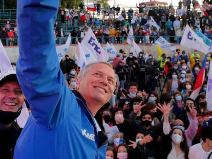 El candidato del pinochetista Partido Republicano, José Antonio Kast, tras un mitin en Valdivia el día 11.