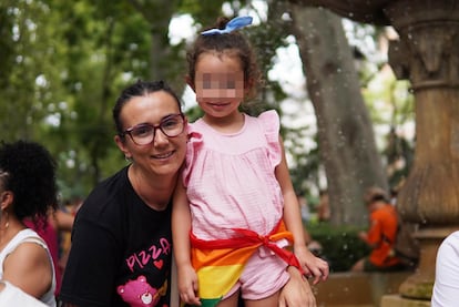 Marifé Tovar junto a su hija Aitana, durante el Orgullo celebrado en Madrid.