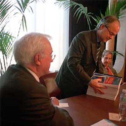 El consejero Antoni Castells, en la entrega de la<i>macroauditoría</i> de las cuentas de la Generalitat.