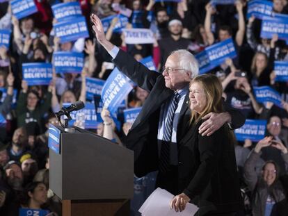 El dem&oacute;crata Bernie Sanders saluda junto a su esposa a sus partidarios tras las primarias en Concord (New Hampshire).