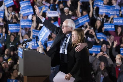 El dem&oacute;crata Bernie Sanders saluda junto a su esposa a sus partidarios tras las primarias en Concord (New Hampshire).