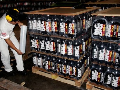 Um empregado de Ajegroup assegura um palé de garrafas de Big Fila