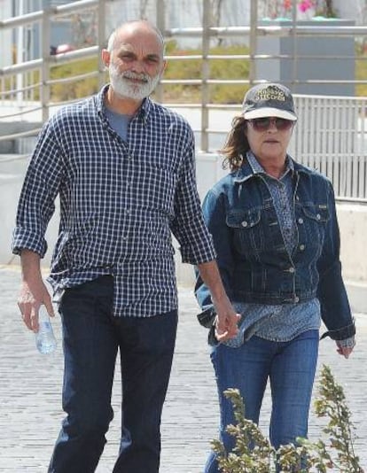 Pepa Flores y Massimo Stecchini, por las calles de Málaga.