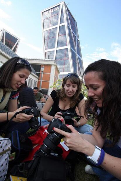 Tres participantes en el maratón comentan sus fotografías.