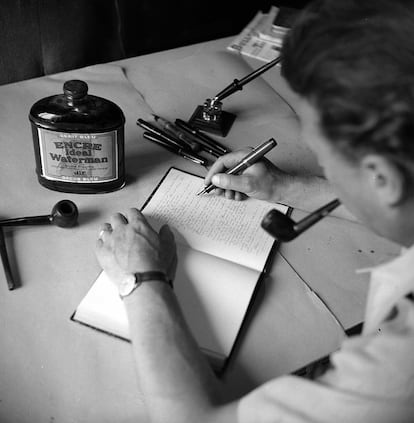 Simenon, trabajando en el castillo de Terre-Neuve, en Fontenay-le-Comte, Francia. El belga era muy metódico en su organización de cada jornada de escritura.