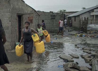 La tormenta tocó tierra el pasado jueves cerca del puerto de Beira, segundo puerto más grande de Mozambique, alcanzando vientos máximos de 177 kilómetros por hora. La tormenta destruyó el 90% de la ciudad quedando incomunicada durante horas. En la imagen, varias personas regresan a Praia Nova Village, uno de los barrios más afectados por el ciclón en la ciudad costera de Beira, Mozambique, el 17 de marzo de 2019.