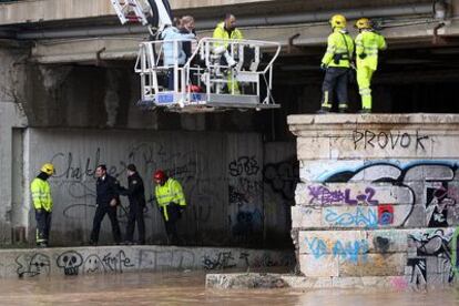 La crecida del caudal coge desprevenidos a dos indigentes que pasaban la noche bajo un puente.